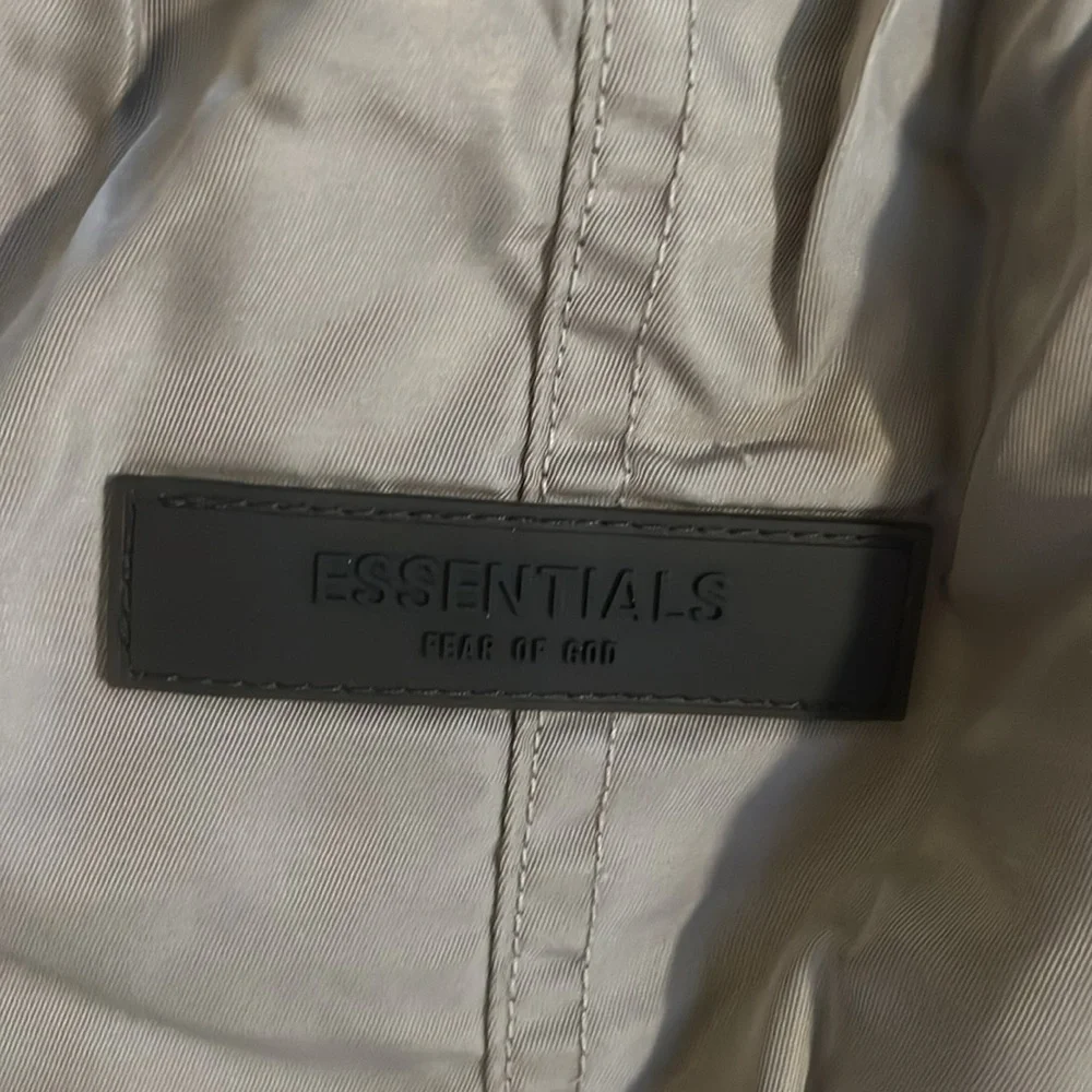 Essentials Shorts - Picture 2 of 3
